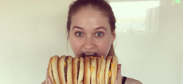 Nela Zisser mangia 22 Big Mac in un'ora: "Le modelle evitano il fast food? E' falso" [VIDEO]