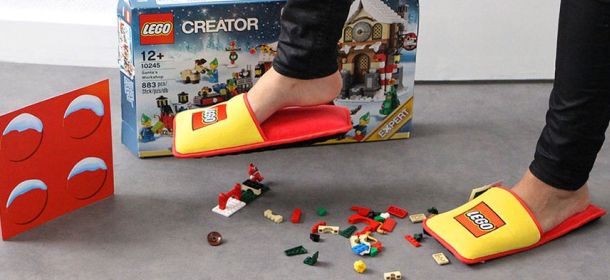 Pantofole anti-Lego: è finita l'agonia di chi cammina a piedi scalzi in casa?