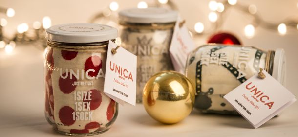 Unica, le calze spaiate di Distretto73 disponibili con una Xmas special edition