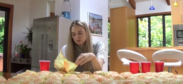 Nela Zisser e la sfida dei 100 cheeseburger: challenge vinto o perso? [VIDEO]