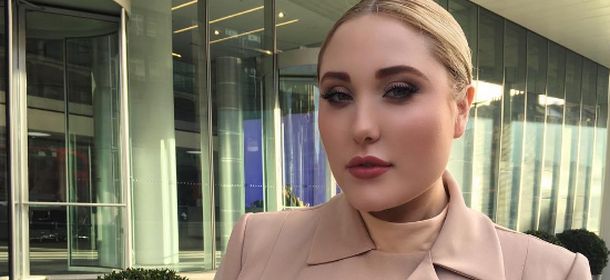 Hayley Hasselhoff davanti al Parlamento inglese per i diritti delle modelle curvy