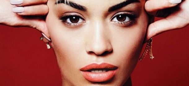 Natale 2015, Rita Ora e le sue unghie speciali: "Merry Xmas nails" [FOTO]