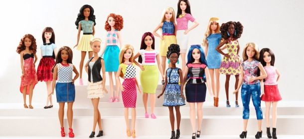 Rivoluzione Barbie, arrivano i modelli con proporzioni realistiche. La reazione del web