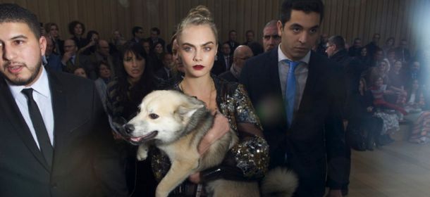 PFW 2016, Cara Delevingne alla sfilata Chanel con un cane [FOTO]