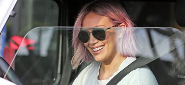 Hilary Duff, i capelli sono tornati (ancora una volta) rosa