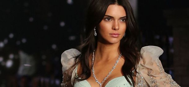 Milano Moda Uomo 2016, Kendall Jenner assente alla sfilata di Versace. Polemica sul web