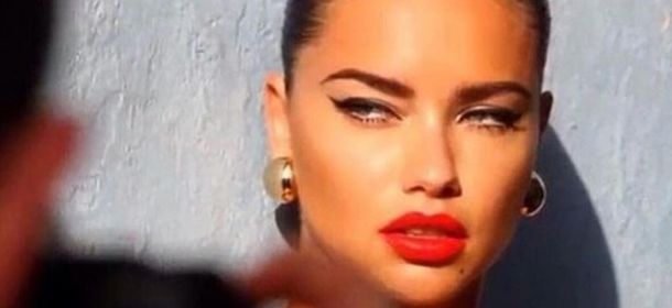 Adriana Lima senza trucco: "Anche le modelle lavorano duramente" [FOTO]