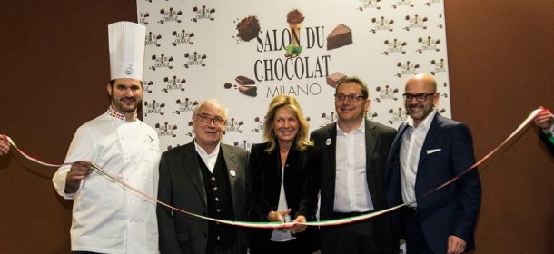 Abiti di cioccolato sfilano al Salon du Chocolat a Milano