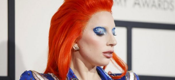 Grammy Awards 2016, tappeto rosso stellare. Lady Gaga omaggia David Bowie