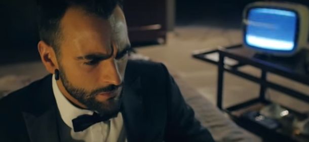 Marco Mengoni, total look Z Zegna per il video di "Parole in circolo"