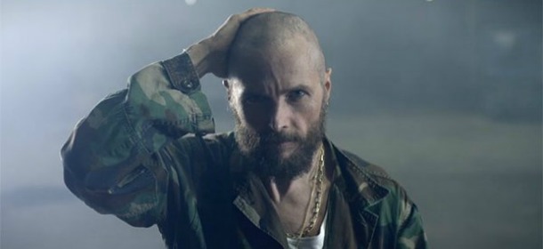 Il nuovo look militare di Lorenzo Jovanotti