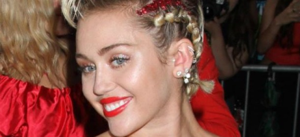 Moda Parigi 2016: Miley Cyrus contro le pellicce