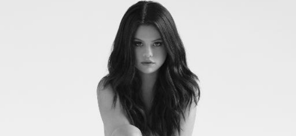 Selena Gomez: scatto in topless nel backstage degli iHeartRadio Music Awards