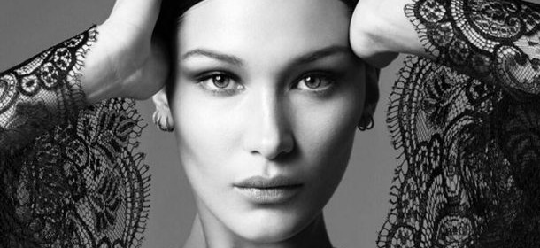 Bella Hadid posa seminuda e chiede scusa alla madre