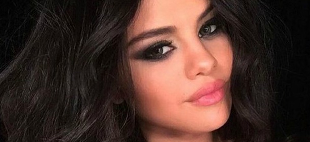 Selena Gomez mostra il suo lato B