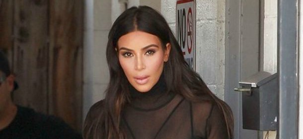 Kim Kardashian: look futuristico per curve che non passano inosservate