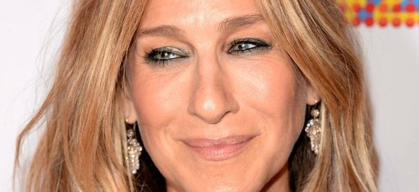 Sarah Jessica Parker commessa per un giorno per promuovere la sua linea di scarpe