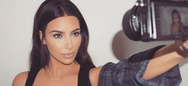 Kim Kardashian vince un premio per il look hot e promette: “Selfie nuda finché non morirò”