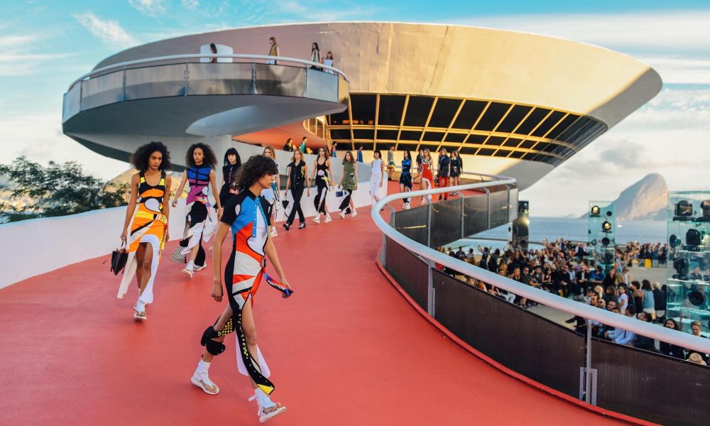 Louis Vuitton, sfilata futurista a Rio De Janeiro: colori, nylon e tante star