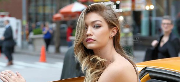 Gigi Hadid: traffico fermo a New York per il suo look sexy