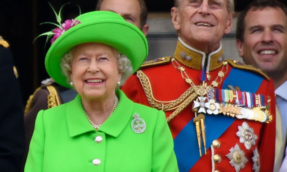 La Regina Elisabetta per i suoi 90 anni saluta il pubblico da Buckingham Palace [VIDEO]