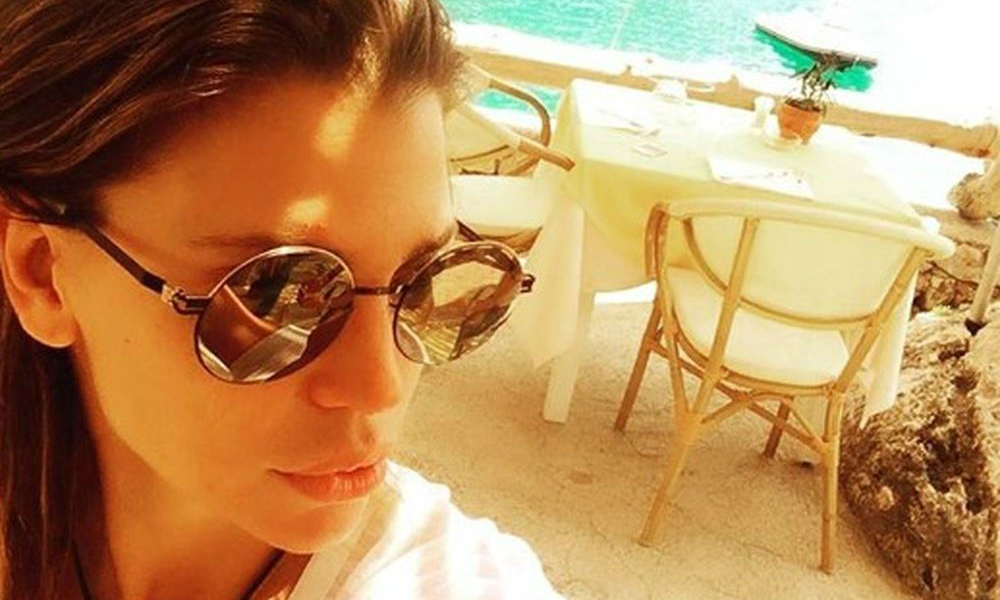 Claudia Galanti mostra il suo lato B a Capri