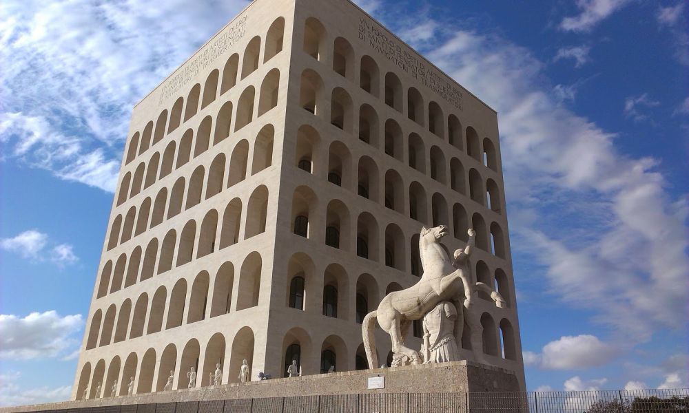 Scontro tra Fendi e Roma a causa del gay pride: "Il Colosseo Quadrato è nostro"