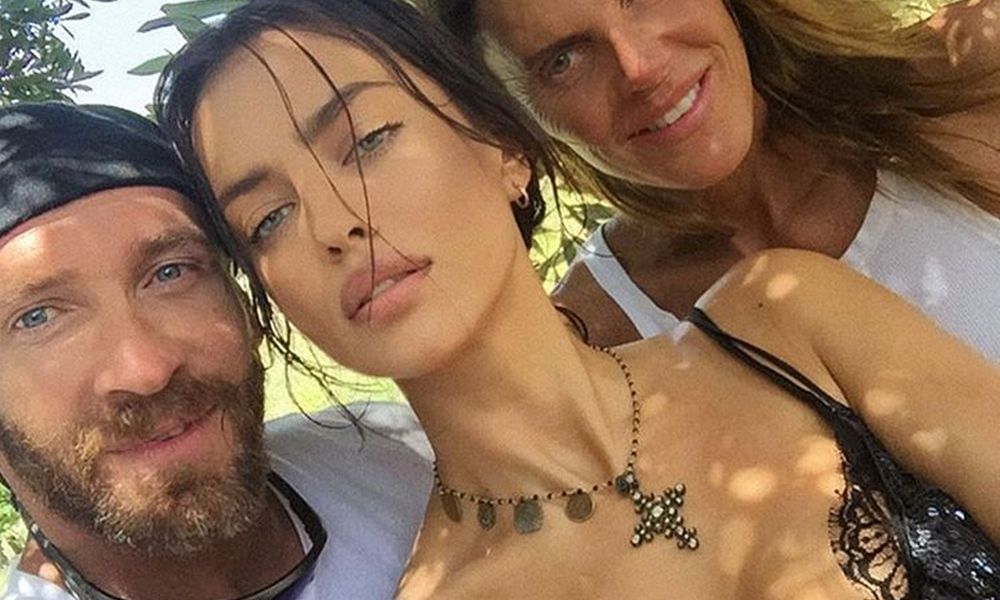 Irina Shayk: decolletè in bella vista per le vacanze in Puglia con Bella Hadid