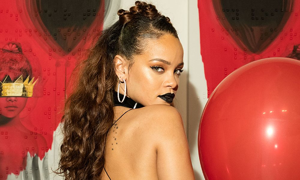 Rihanna e il lato B da urlo su Instagram: fan in delirio