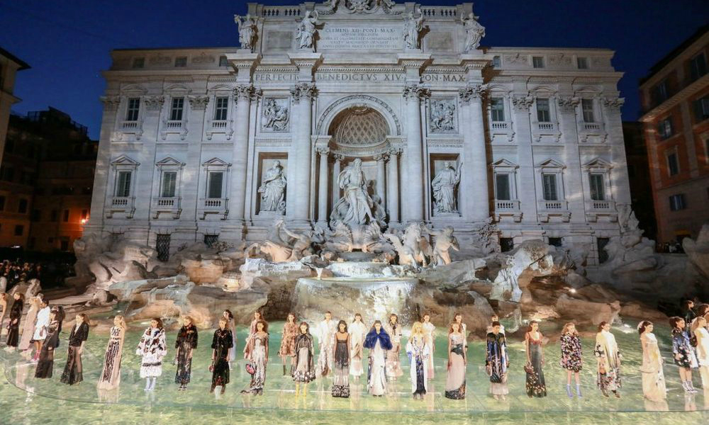 90 anni di Fendi: la magica sfilata sull’acqua a Fontana di Trevi