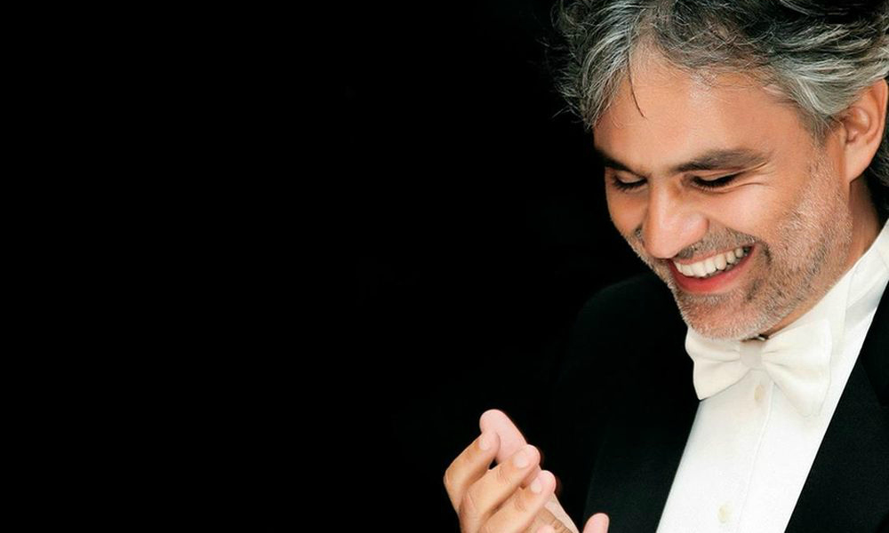 "Saldi mai visti": lo slogan shock con Bocelli scatena le polemiche