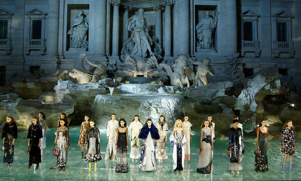 90 anni di Fendi: la magia della moda a Fontana di Trevi