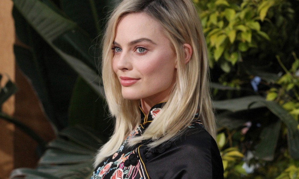 Margot Robbie: L'esplosione delle giacche kimono contagia anche l'attrice