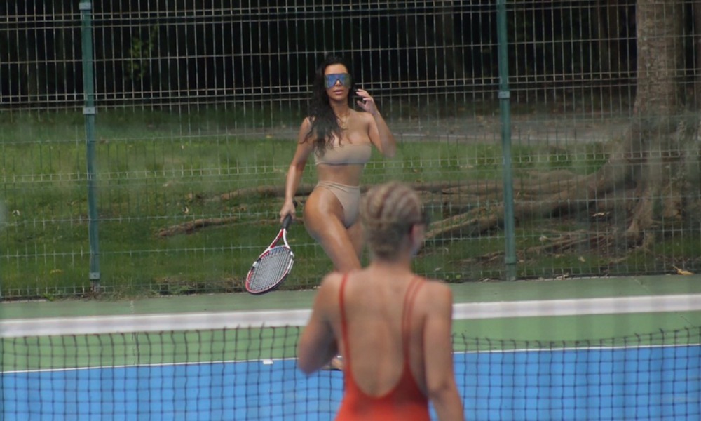 Kim Kardashian: Partita di tennis seminuda [VIDEO]