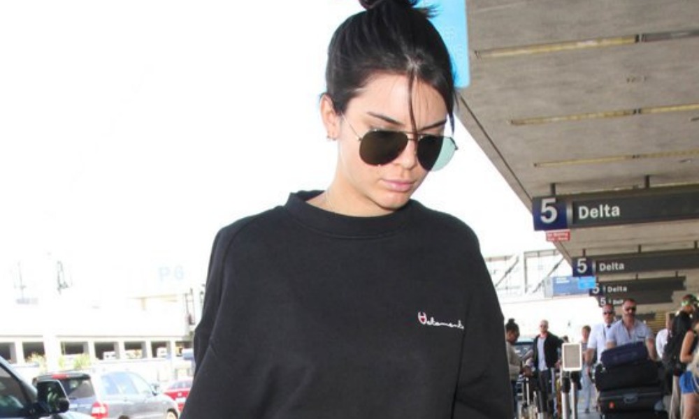 Kendall jenner sciatta all'aeroporto LAX