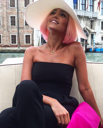 Venezia 73: Caterina Balivo con capelli rosa e maxi-cappello [FOTO]
