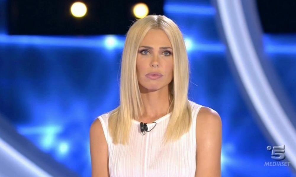 Ilary Blasi: GF Vip, il look total white contro la bufera Russo-Bettarini