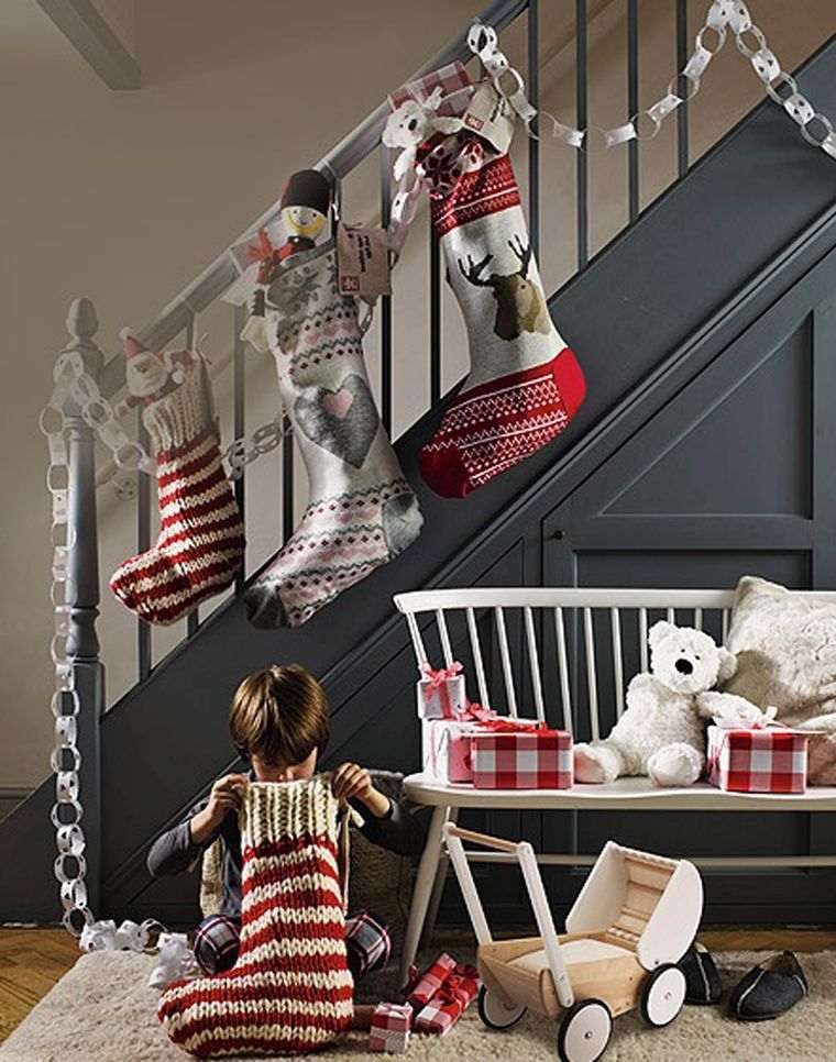 Decorazioni natalizie: idee originali per addobbare le scale ... Addobbare scala interna per natale