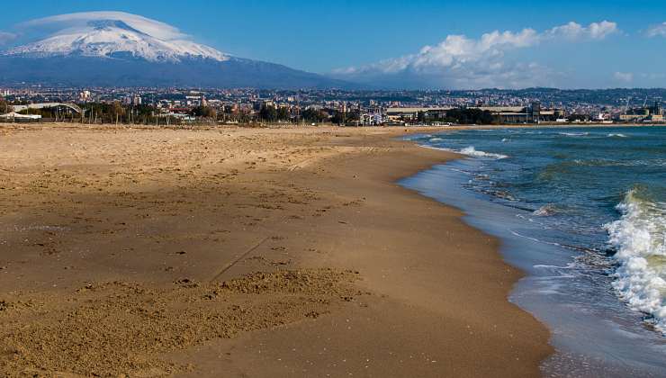 La spiaggia catanese non è pulitissima