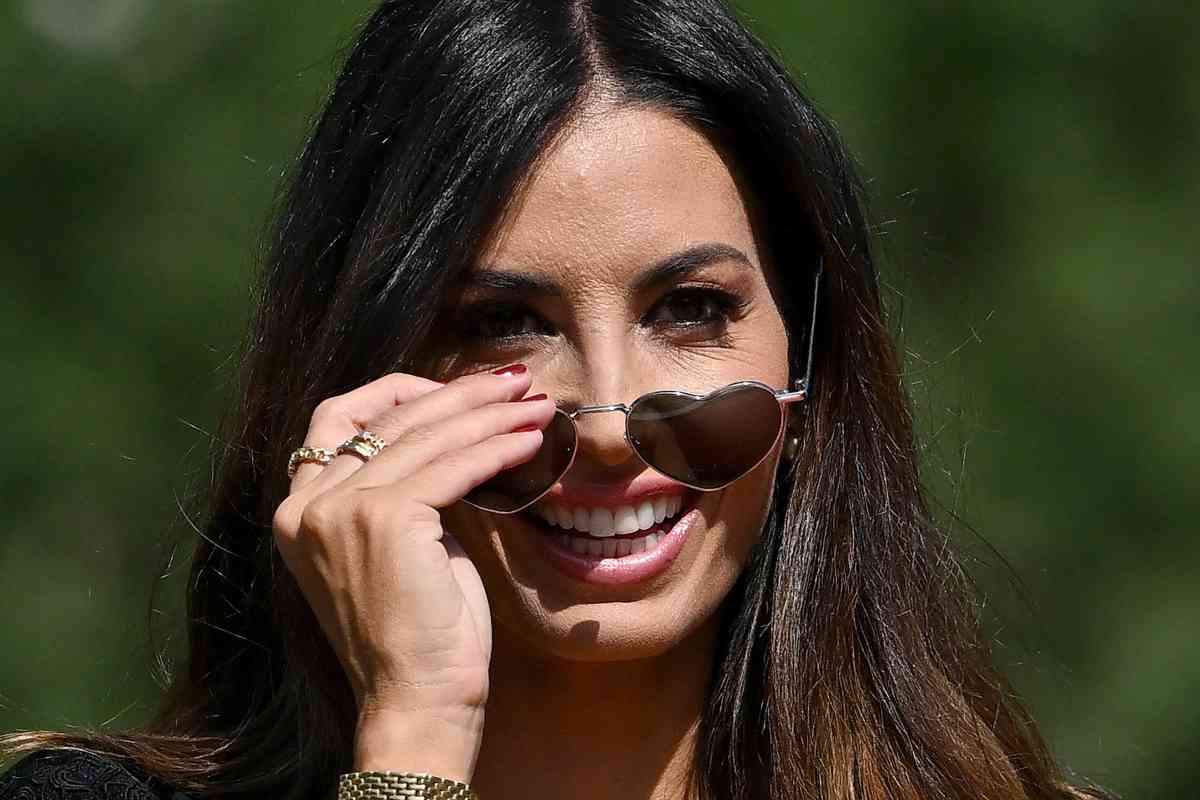 Elisabetta Gregoraci sorridente con occhiali