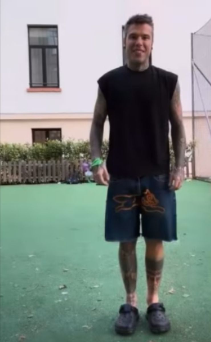 fedez outfit festa scuola