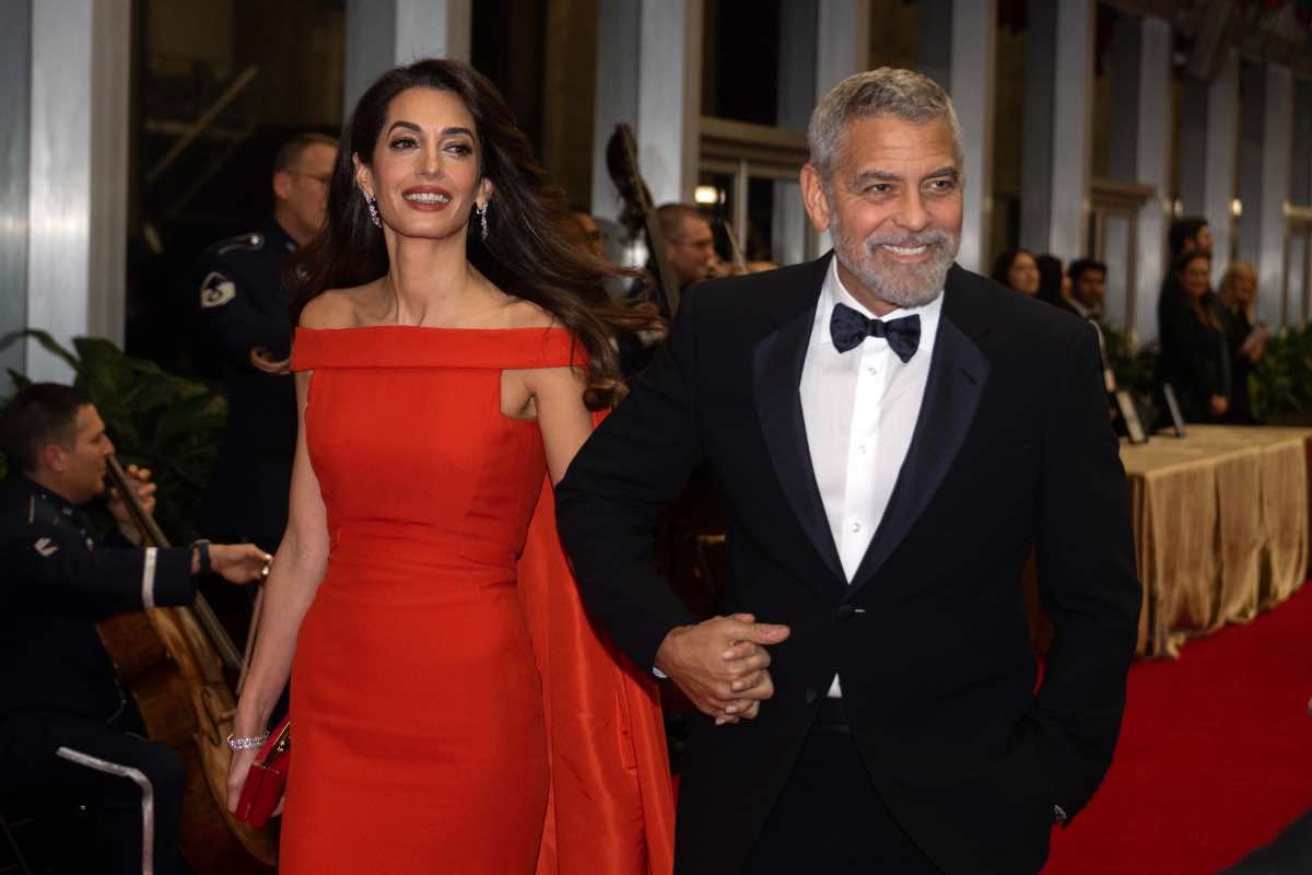 Clooney e Amal tornano in Italia con i gemelli