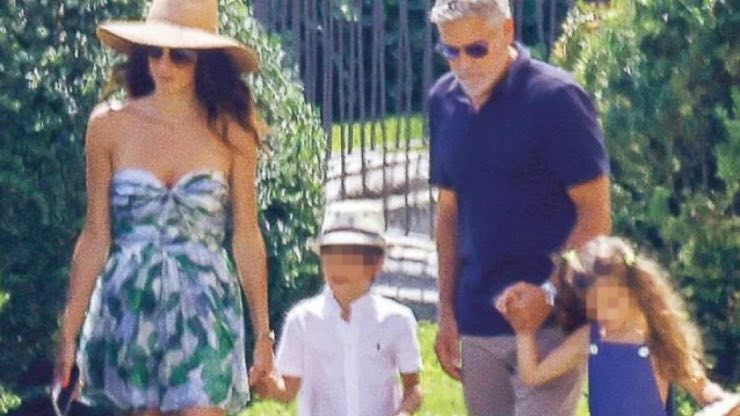 Clooney e famiglia a Villa Oleandra: la foto con i gemelli