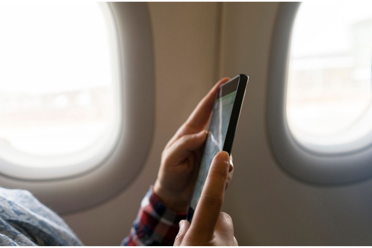 perché si deve spegnere il cellulare in aereo