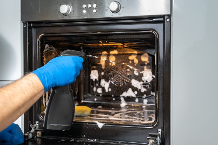 Come pulire un forno incrostato 