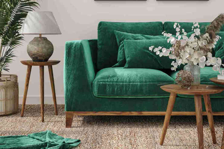 divano in velluto di colore verde in soggiorno con arredi minimal