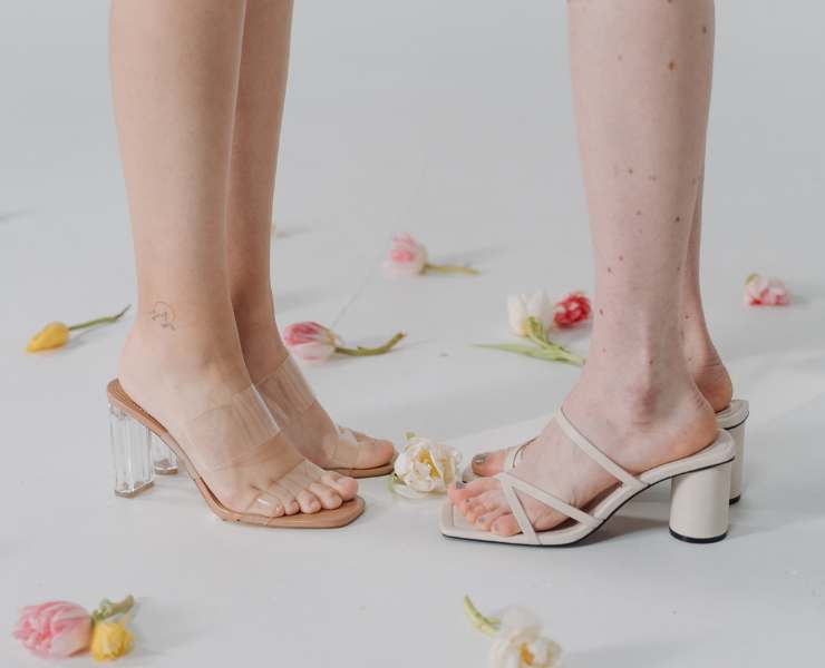 piedi di due donne che indossano sandali con il tacco