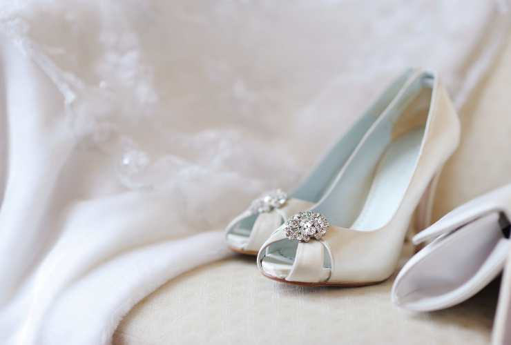 Le décolleté e i sandali gioiello tra le tendenze scarpe da sposa estate 2024