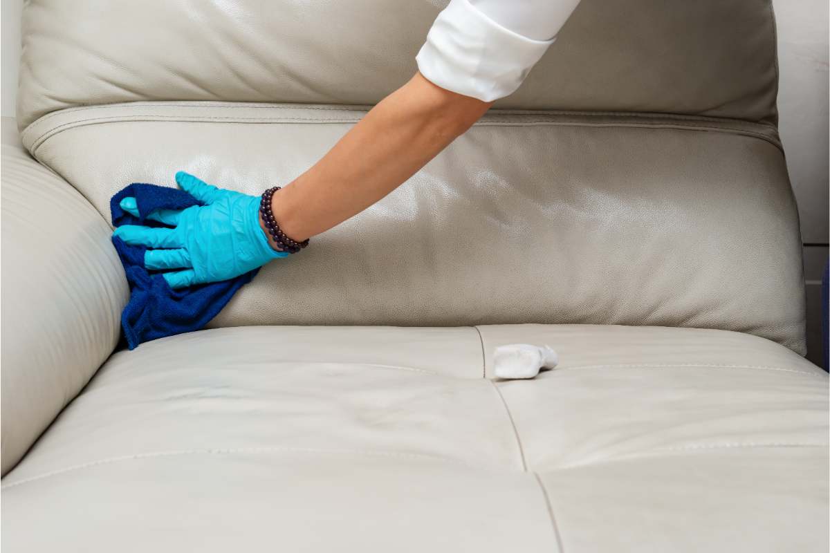 Come pulire il divano con un solo prodotto che avete in casa 