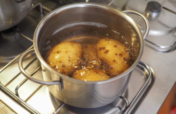 Il trucco per eliminare le bucce delle patate